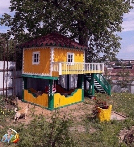 — Артем, що тут у тебе? – повз пройшов інший консультант і помітив роздратування Артема, який смикає ногою. — Знову грошей немає, а холодильник треба. Збирається дешеве брати, – відповів хлопець, понизивши голос, але Марія Іванівна все чула. — Та все в них є, у пенсіонерів цих, тільки розщедрюватися не хочуть, на той світ забрати намагаються