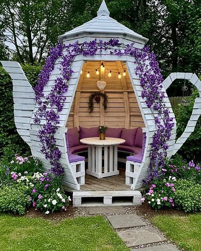 Я купила і синові, і доньці по квартирі, але дарчу на них переписувати не буду, у мене є умова. І син, і донька були дуже розчаровані моїм рішенням, але виходу у них нема – або вони приймають мої умови, або самі зароблятимуть собі на житло. І всім даю пораду: щоб не жалітися потім про те, що дітки з дому виганяють або зять з невісткою погані, не давайте їм волю