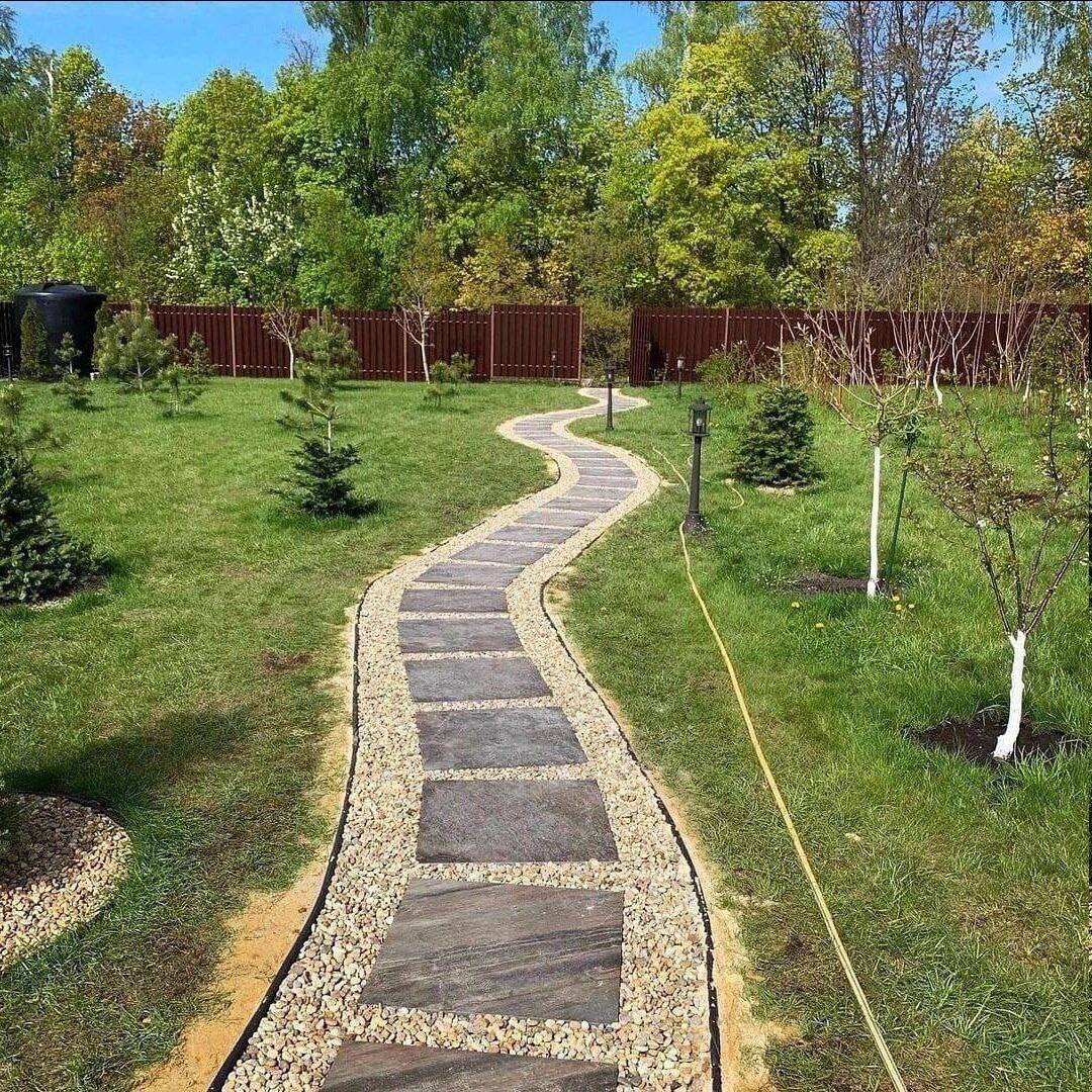 – Я подумала, нехай твоя дочка поки що в нас залишається. Усе ж таки молода дівчина, як вона одна буде? Та й допомагає вона мені