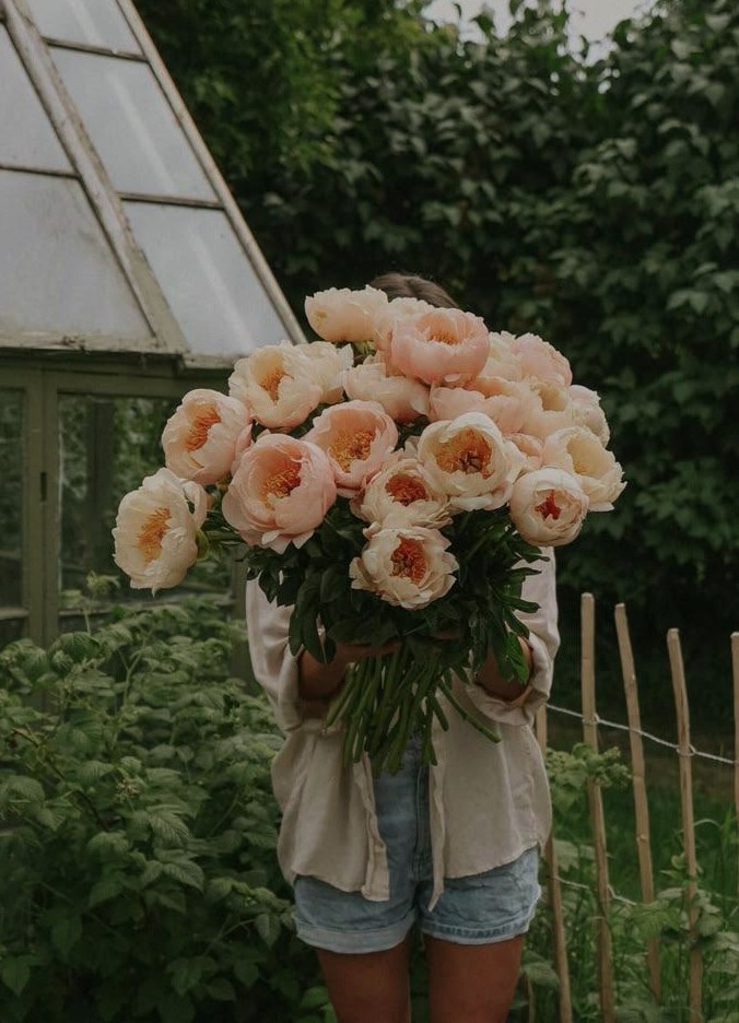 Я навіть і подумати б не могла, що мої діти виявляться такими захланними. У нас багато років все добре було, я всім заробітчанкам хвалилася, що маю дуже добрих дітей. А вони показали своє істинне лице, коли пішла мова про великі гроші. – Великий будинок для тебе однієї? Мамо, сама подумай, чи це тобі треба? У тебе ж діти є! – картають мене мої сини, а їхні дружини їм допомагають