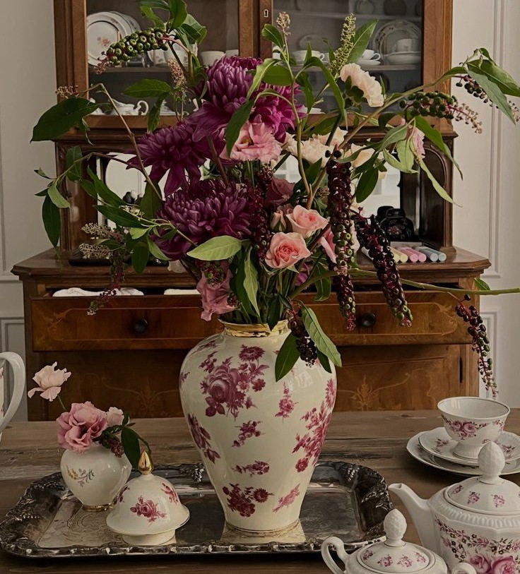 — Вовчику, ти де більше хочеш жити у нас чи в дитячому будинку? — Я хочу жити вдома, сам. — Але вдома тобі жити не дозволять. Тобі ж лише сім років. Так що ти маєш вибрати. — Тоді у дядька Івана