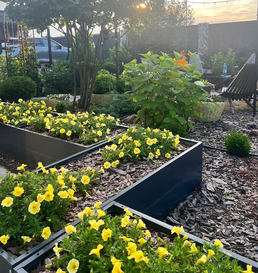 Тетяна потрапила в лікарню. Її чоловік Андрій не приїжджав і не дзвонив. Він тільки надсилав короткі повідомлення про свою зайнятість, і дізнавався про те, коли її випишуть. – Може, хоч у день виписки приїде? – думала Тетяна. Але він не з’явився. Довелося замовити таксі й попросити свою давню знайому про допомогу. Тетяна добралася до квартири. Плюсом був перший поверх. Сусіди й таксист допомогли. Таня зразу попрямувала на кухню. Хотілося домашньої їжі, кави. На столі лежала якась записка. Таня взяла її й важко зітхнула від прочитаного.