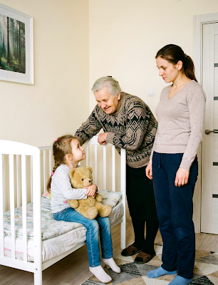 – Пішла геть! – Заволав Боря. – Ти що, синку… – свекруха почала підійматися, хапаючись за край столу. – Я тобі не синок! – Боря схопив її сумку і жбурнув у коридор. – Щоб твого духу тут не було!