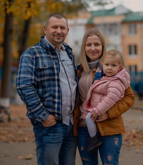 Всиновили ми 4-річну дівчинку — через місяць вона підійшла до мене й сказала: «Мамо, не довіряй татові».