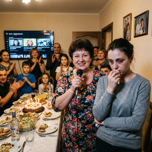 «Допоможи мені з ювілеєм, а? Я ж уже стара, нічого в цьому не розумію». Ага, «допоможи»! Дівчата, це її «допоможи» перетворилося на те, що я взяла на себе абсолютно все. Я два тижні жила цим ювілеєм