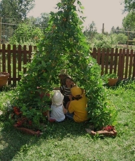 Правда, з “поїсти” після приїзду з роботи останнім часом виникають складнощі. Перш ніж поїсти, треба ще сходити в магазин, постояти біля плити, щоб приготувати. Та ще й вимити посуд після свого ж сніданку: вранці все бігом, Галина Сергіївна не завжди встигає це зробити