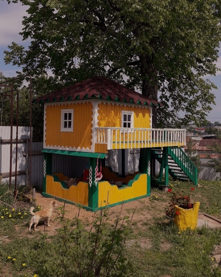 Вона – не свекруха, насамперед, Анна – мама твого чоловіка, і хто як не ви їй допоможете? – повчає мене моя мама по телефону. Таких святих людей, як моя мама, я більше не зустрічала. Їй стало шкода сваху, і мама дала добро, щоб свекруха переїжджала до нас. Жити із свекрухою, та ще й в своєму домі, у мене немає ніякого бажання, але зараз обставини так склалися, що я і відмовити не можу, у мене просто немає вибору