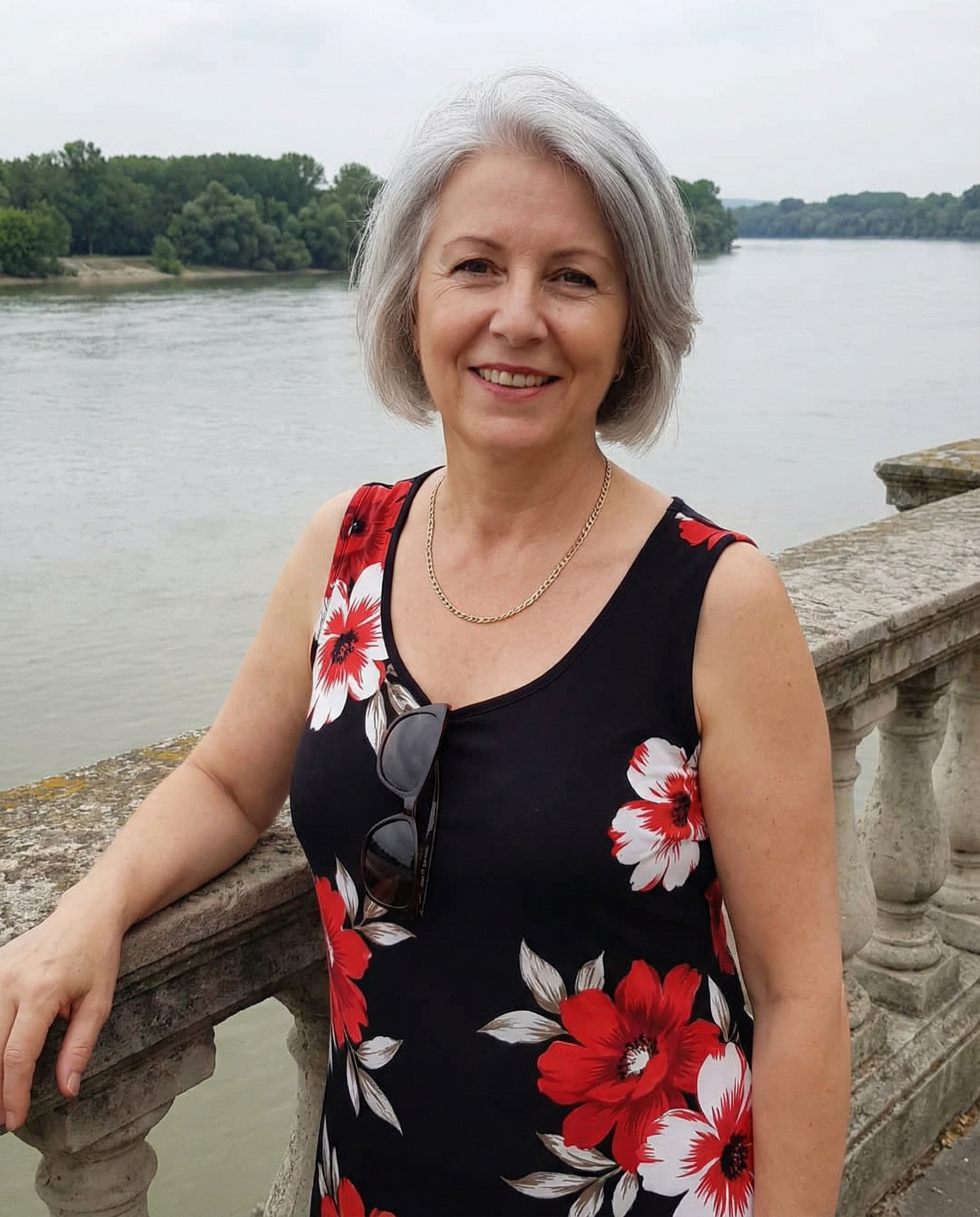 Дмитро “підбивав клинці” до сусідки Марини Степанівни не перший рік. Вона була молода ще вдова, п’ятдесят років, а він – розлучений і до пенсії ще далеко. Але на всі компліменти та загравання Дмитра сусідка тільки чемно посміхалася. – Нічого, – думав Дмитро. – Вода камінь точить, а ласкаве слово – жіночу неприступність… – Марино Степанівно, ви сьогодні дуже гарні! – як завжди привітав він її, стоячи біля під’їзду. – І як можна бути завжди такою гарною? Жінка миттю подивилася на нього, і Дмитро раптом побачив… Що очі в неї чомусь мокрі. Чоловік застиг, не розуміючи, що відбувається