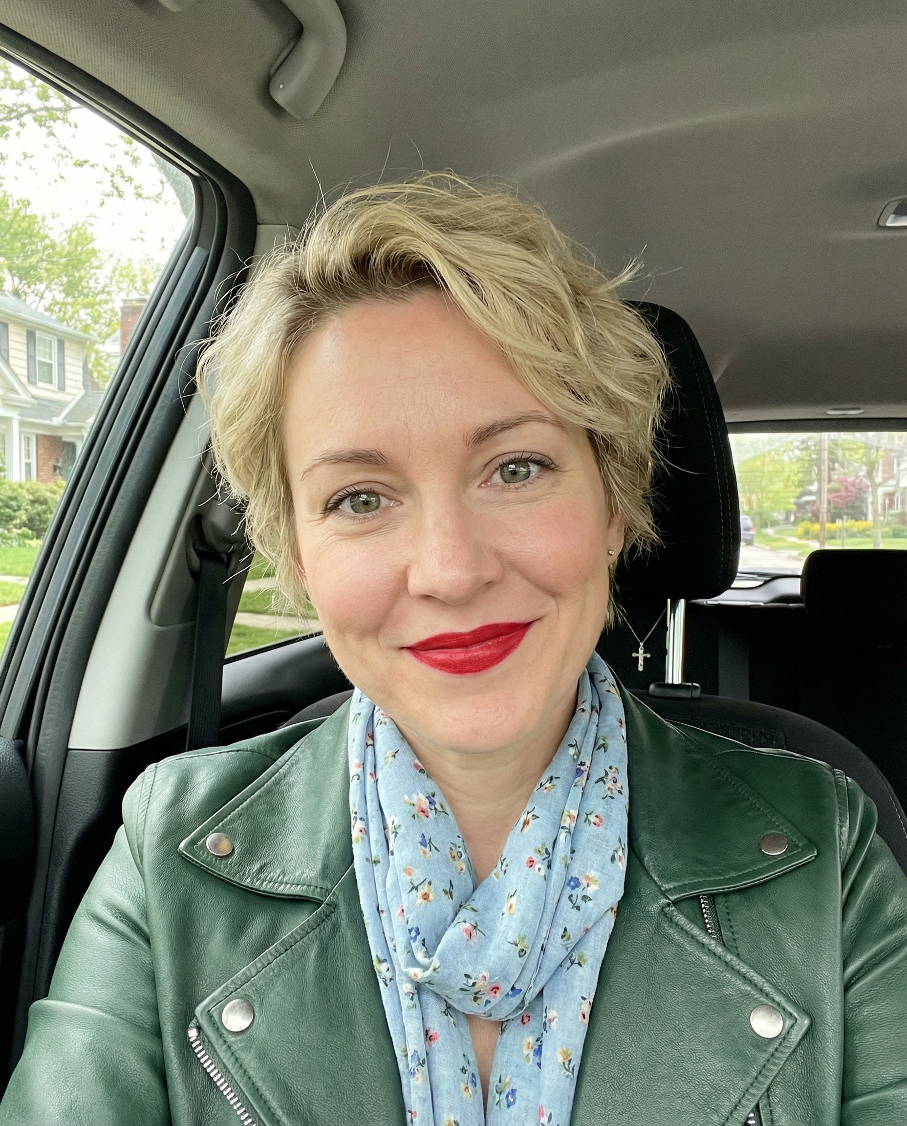 Ліда була у відрядженні вже два тижні і зрозуміла, що дуже скучила за своїм чоловіком. Вона взяла квитки і приїхала посеред тижня, сюрпризом, буквально на два дні. Ліда приїхала рано-вранці, відчинила двері своїм ключем, тихенько скинула в темряві коридору взуття і пройшла до спальні. – Ще спить мій коханий, – усміхнулася вона, побачивши Андрія в ліжку. Вона хотіла було розбудити Андрія ніжним поцілунком, порадувати його. Раптом дружина помітила, що в ліжку лежало двоє. – А це ще що? – здивувалася вона. Ліда рішуче забрала ковдру з ліжка і остовпіла від побаченого