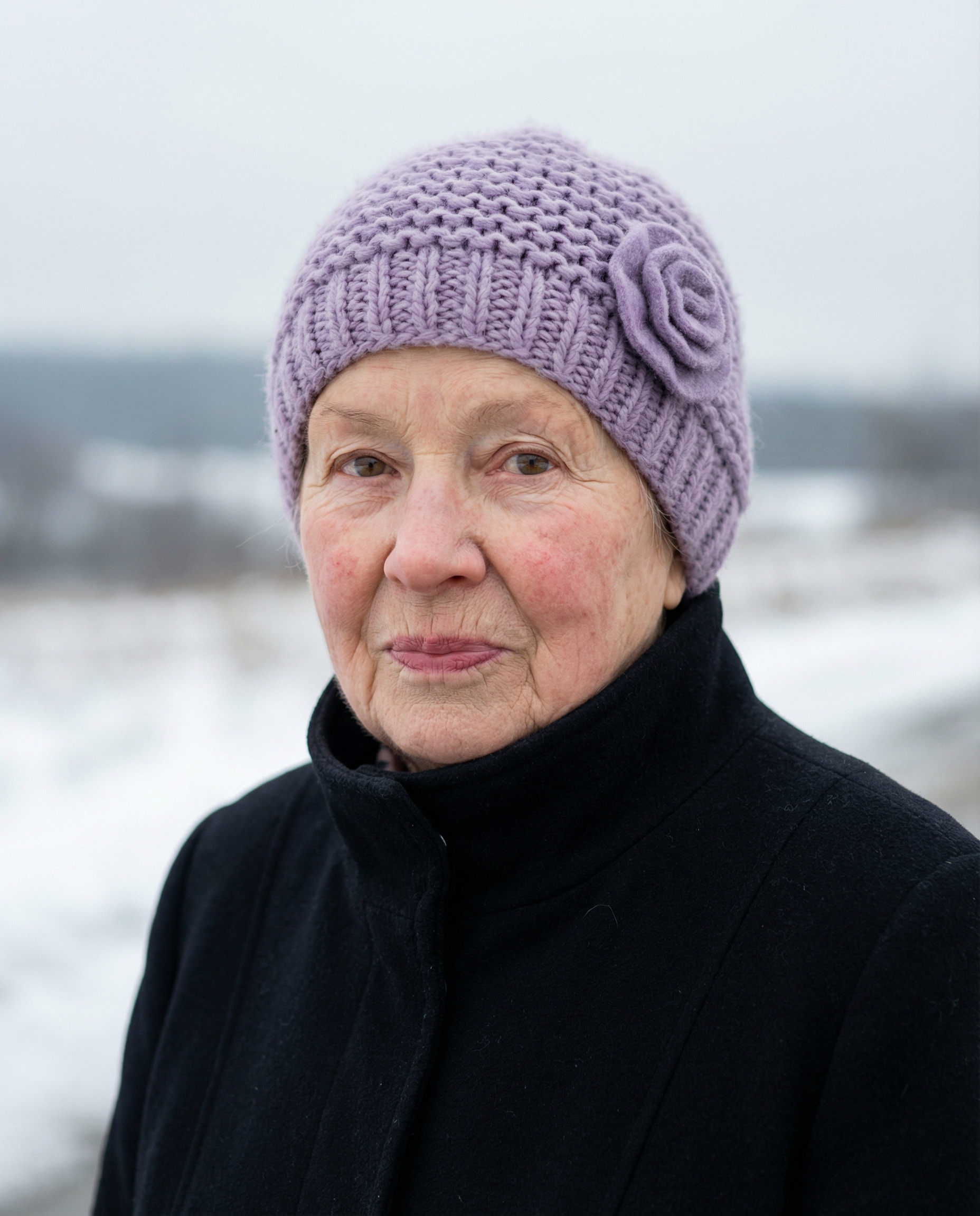 У Тетяни не стало чоловіка. Жінка важко переживала втрату коханої людини. Після прощання минуло лише два місяці, коли на порозі з’явилася красива жінка років п’ятдесяти. – Доброго дня, – посміхаючись, привіталася гостя. – Ви вдова Михайла Мельника? – Так, – кивнула Тетяна. – Я його вдова. А ви хто? – Я?.. – гостя загадково посміхнулася. – Я Ганна. І в мене до вас дуже серйозна розмова. Ви мене запросите до будинку? – Так-так, звичайно, – відчиняючи ширше двері, посміхнулася Тетяна. – То що у вас за розмова? І Ганна почала свою розповідь. Тетяна вислухала її і застигла від почутого