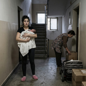 — Наталя, тільки не хвилюйся, — сказав Сергій за вечерею, обережно дивлячись на дружину, — але скоро я перевезу маму до нас.