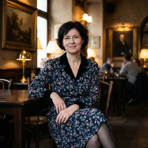 – Мамо, нам потрібна квартира.– У сенсі?…– Ну, ти ж у Німеччині. Купи нам житло. Нам тепер дитину ростити.– Не треба казати, що нема. 2 роки за кордоном — і нема?– Нема, бо кожну копійку вам висилала.– Тоді продай свій дім у селі.– Що ти сказав?– Ну а що? Тобі одній великий дім не потрібен. Продаси, візьмеш кредит – і купиш нам квартиру. А платити будеш ти, бо ж за кордоном працюєш і маєш гроші.– А де ж я жити маю?