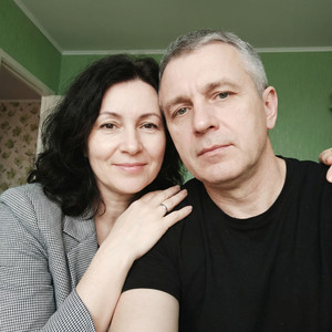 – Валю, приготуй щось на стіл, – Захар зайшов до дружини на кухню. – Сьогодні до нас у гості прийде мій товариш з дружиною. – А ти попередити раніше не міг? – обурилася дружина. – Валю, ти ж така чудова господиня, ти впораєшся, – лестився Захар. Валентина здалася і взялася за готування. Через декілька годин у двері подзвонили. Захар зустрів гостей і провів їх у зал. – Ну, що там Валю? Все готово? – чоловік повернувся на кухню. – Так, – підтвердила дружина. Валентина поставила супниці на тацю і віднесла гостям. Гості відкрили кришки в супницях і застигли від побаченого