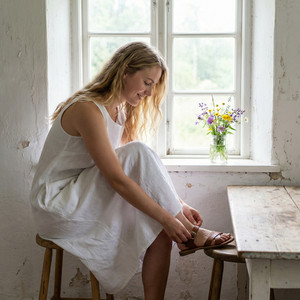 Наталя, не ходи до нього! Він тебе обдурить! – зриваючимся від тривоги голосом вигукнула Світлана, ставши як стіна перед дверима.