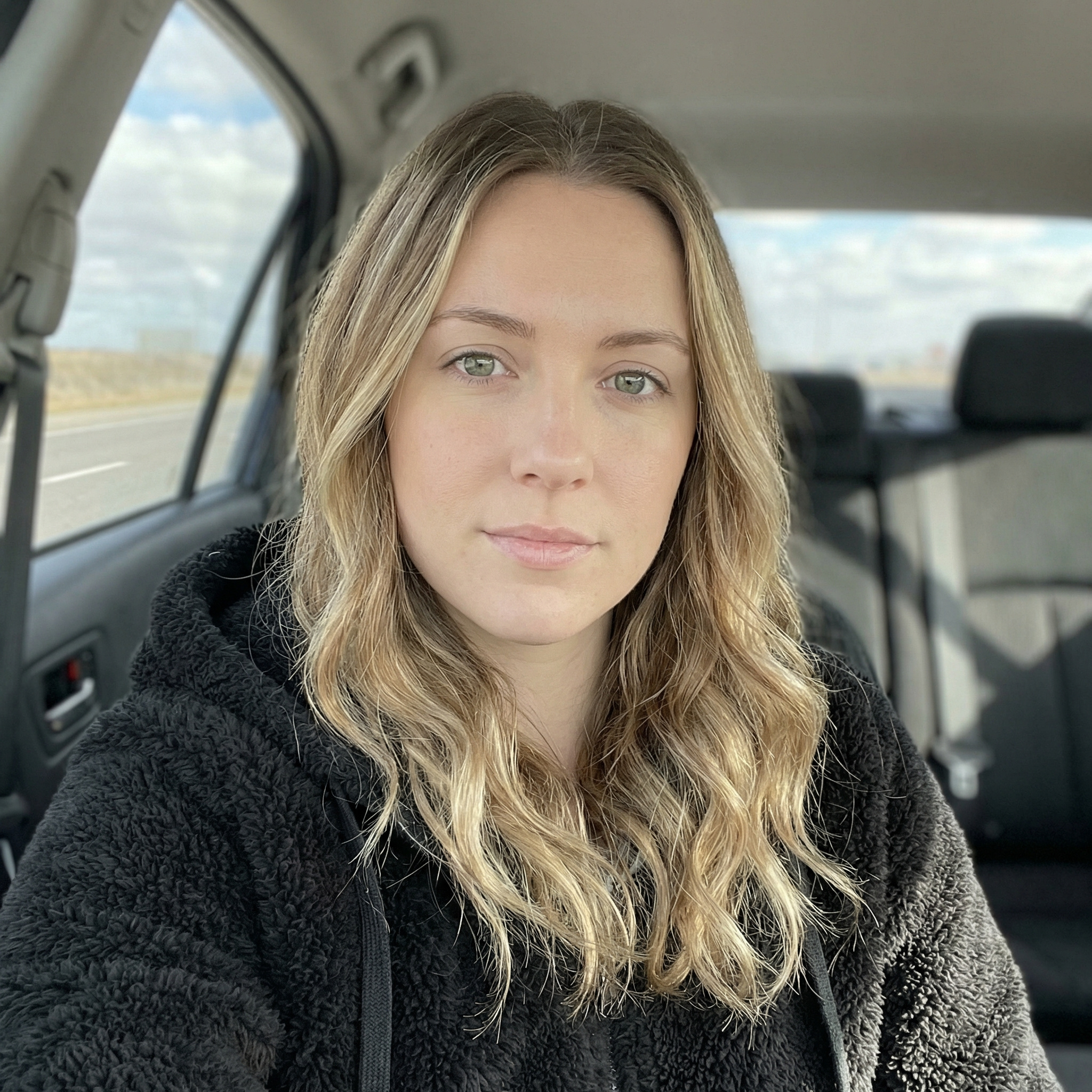 “..Як маму потрібно було з Польщі привести, всім селом скидалися, а тепер вона жирує, по ресторанах ходить…”. Я ж знаю, хто це написав, через деякий час повідомлення було видалене, хоча я зробила скрін. Ця людина усміхається мені в обличчя і бажає мені і сестрі всього найкращого, але я просто дякую і йду в іншу сторону.