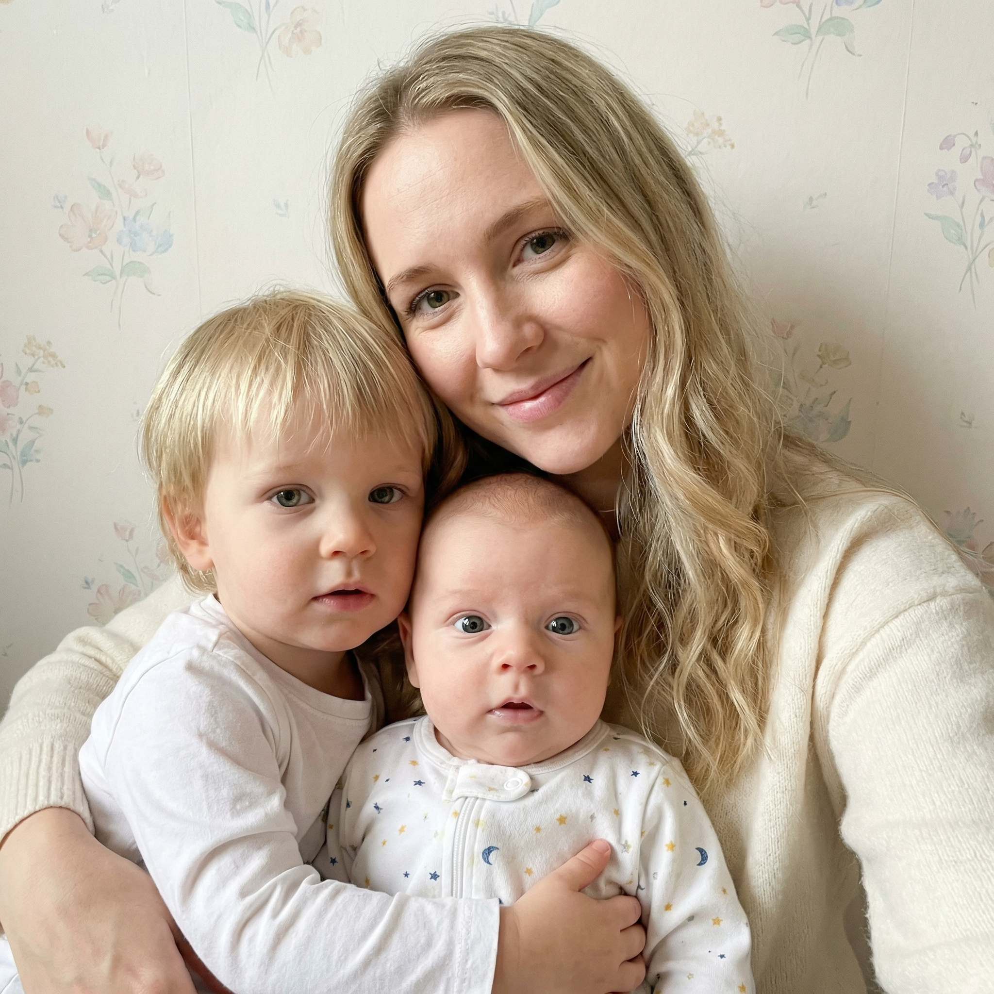 -Це мій талісман, – тихо сказала Олена. – Я з ним ніколи не розлучаюся. А дівчинка на фото – це я, мій любий. Не впізнаєш? -Неймовірно…, – прошепотів Сергій, здивовано дивлячись на дружину.