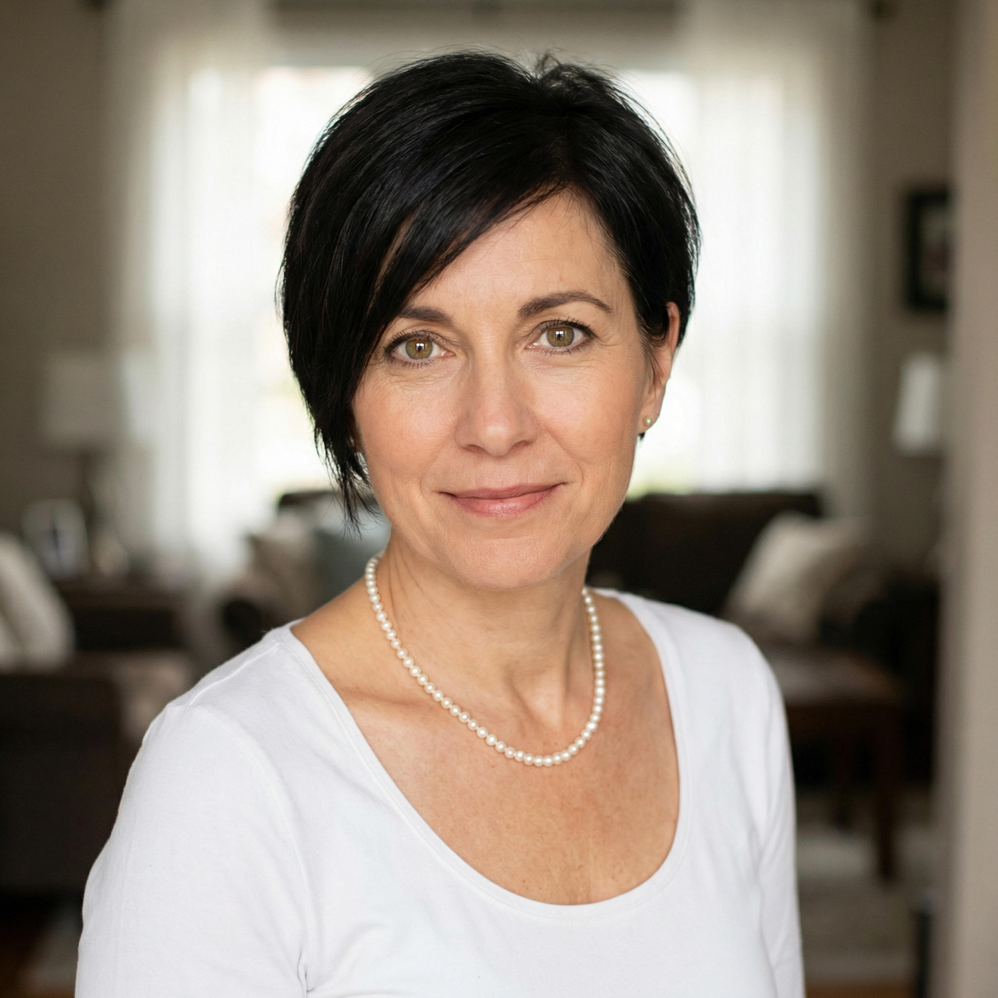 Ірина закривала мариновані гриби, як раптом подзвонили у двері. На порозі стояла свекруха. – Здрастуйте. Проходьте, – запросила Іра. – Що це ти надумала? – прямо з порога почала Марія Романівна. – Ви про що? – незрозуміла Ірина. – Не прикидайся. Ти знаєш про що я! – повторила Марія Романівна. – Доречі. Забула вас привітати. З онучкою вас, – раптом додала невістка. – Ти про що? Ти що народила? – здивувалася свекруха. – Ні, не я, – єхидно сказала Ірина. Марія Романівна здивовано дивилася на невістку, нічого не розуміючи