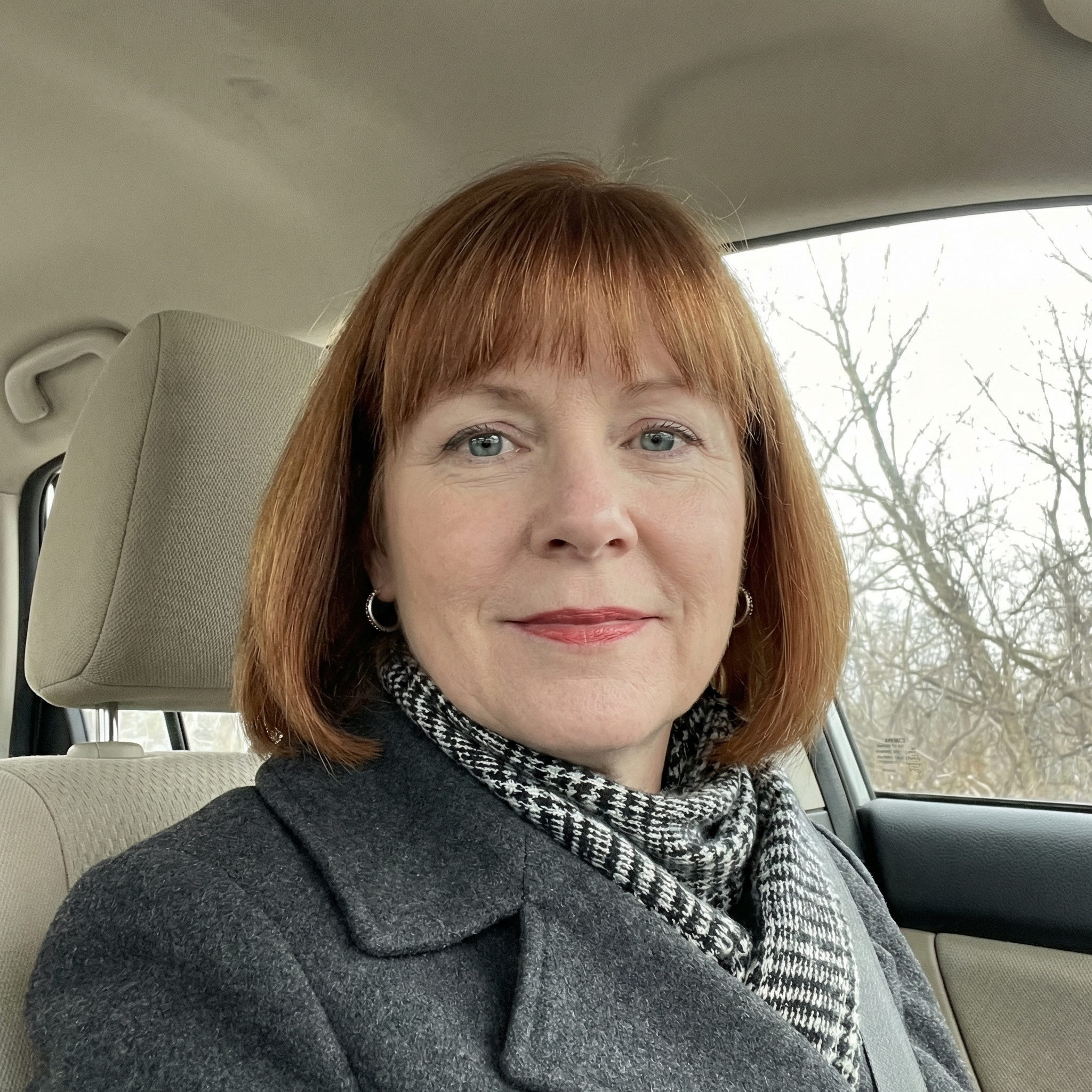 Наталя приїхала у квартиру своєї матері, якої нещодавно не стало. В квартирі бабусі Ганни зараз жив син та невістка Наталки. Жінка хотіла забрати деякі речі матері. Двері були відчинені, Наталя тихенько зайшла. У спальні було чути голос Насті, невістка розмовляла з кимось по телефону. – Не буду їй заважати, – вирішила Наталя, і вже хотіла було зайти у кімнату матері, як раптом її увагу привернула одна фраза невістки. Наталя підійшла ближче до спальні невістки та сина, тихенько причаїлася, прислухалася до розмови Насті… і аж рота відкрила від почутого