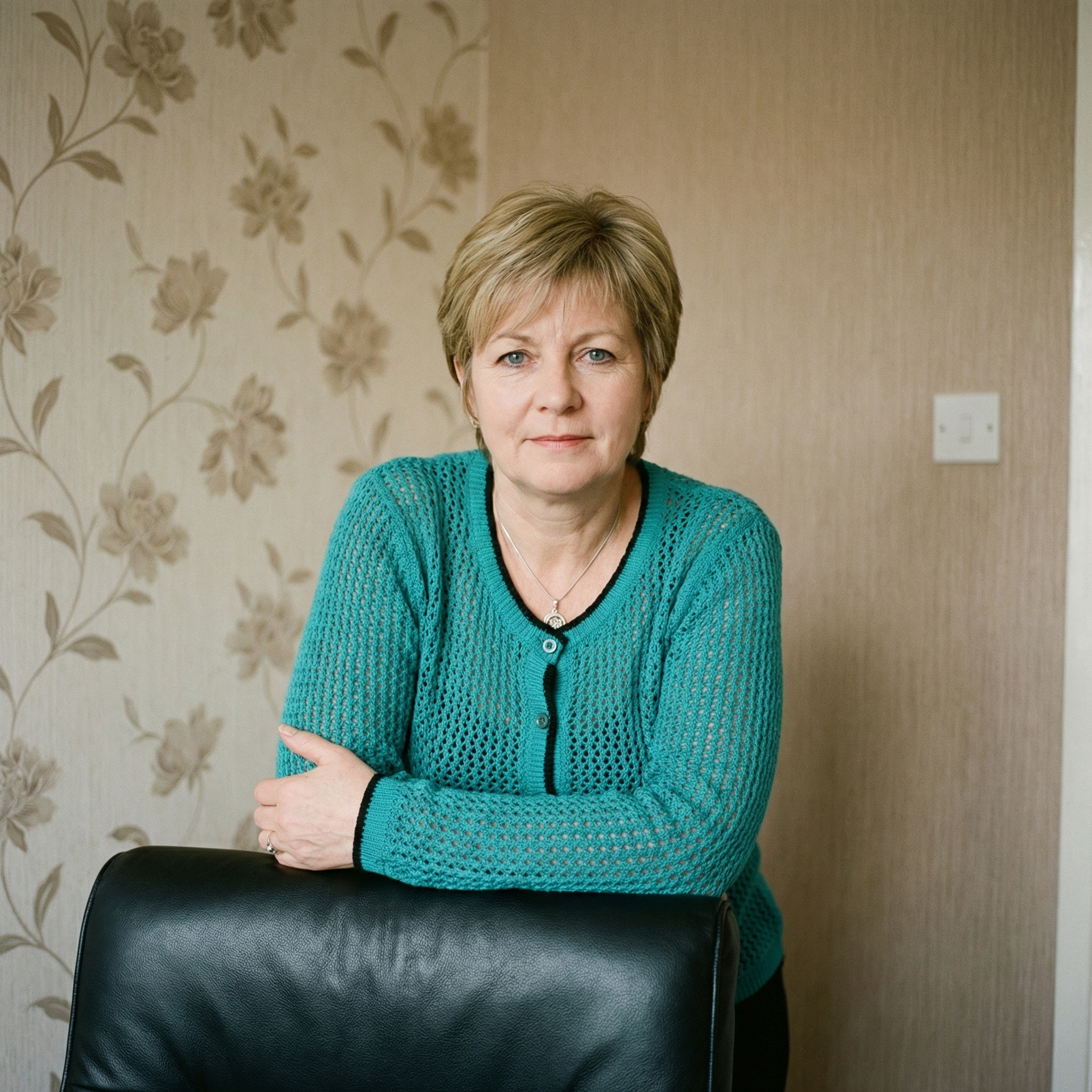 Катерина сиділа за столом і промивала гречку, коли на кухню з зайшов чоловік. – Катю, вибач мені! – тихо промовив Михайло, опустивши очі. – Та я вже забула про це молоко, – усміхнулася жінка. – Та я не за молоко вибачення прошу, – сказав Михайло. – А за що тоді? – здивувалася Катя. – Я йду до іншої жінки…, – раптом промовив чоловік. Катя застигла. Вона повільно підвела очі на чоловіка. – Тепер все зрозуміло! Все стало на свої місця, – спокійно сказала жінка. – Ти про що? Що стало зрозуміло? – Михайло здивовано глянув на дружину, нічого не розуміючи