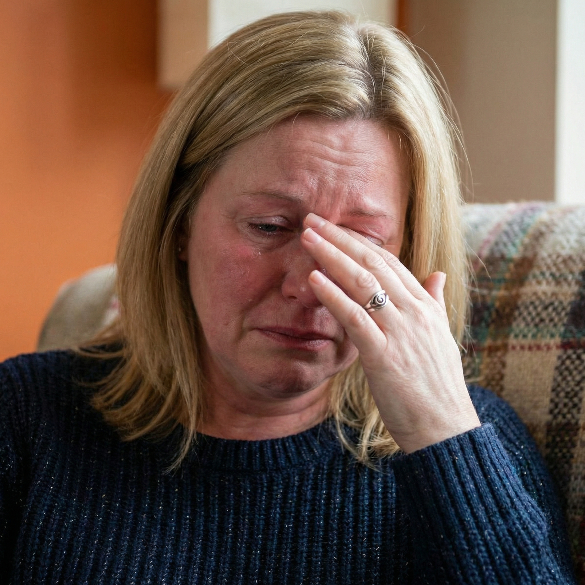 Лариса відкрила хвіртку і підійшла до памʼятника своєму чоловіку. – Привіт, любий, – сказала жінка. – Ну, як ти тут?.. Два роки минуло, як не стало її коханого Олексія. Кожні вихідні Лариса приходила до нього на цвинтар, приносила квіти, шматочок його улюбленого пирога й цукерки. Вона прибирала біля памʼятника і розмовляла з коханим. Поговоривши з чоловіком, Лариса пішла додому. Назустріч їй, по доріжці, йшла заплакана жінка вся у чорному. Раптом незнайомка підбігла до Лариси! – Та як ти посміла сюди прийти?! Ах ти ж безсоромна! – закричала вона. Лариса очі вирячила від здивування