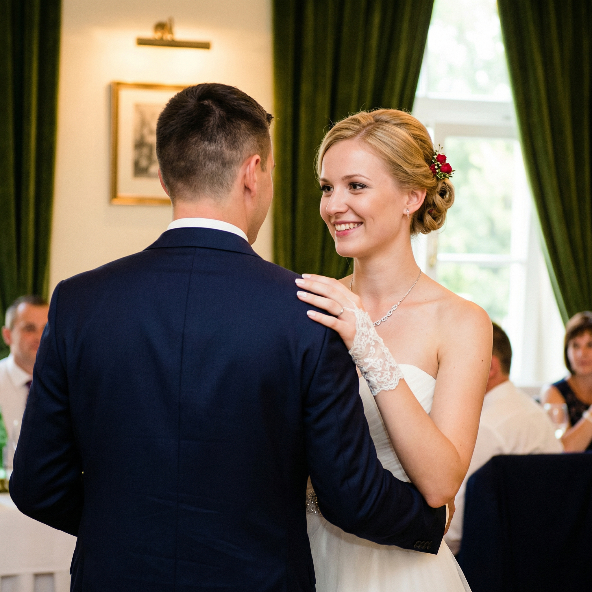 Весілля Наталі й Олега було у розпалі. Раптом Олег помітив, що до весільного столика часто підсідає якийсь бородатий мужичок. – Мабуть, він приятель батька, – подумав Олег. – Сидять он поруч, говорять… Все б нічого, але це чомусь дуже нервувало тещу. – Це що – друг твого батька? – запитала Ніна Миколаївна. – Ми його не запрошували! – Не знаю, – знизав плечима Олег. – А що тоді він робить за столом? – теща явно переживала. – Сходи дізнайся, чого він тут сидить? Якщо його не запрошували, то нехай іде геть! Олег здивовано дивився на тещу, нічого не розуміючи