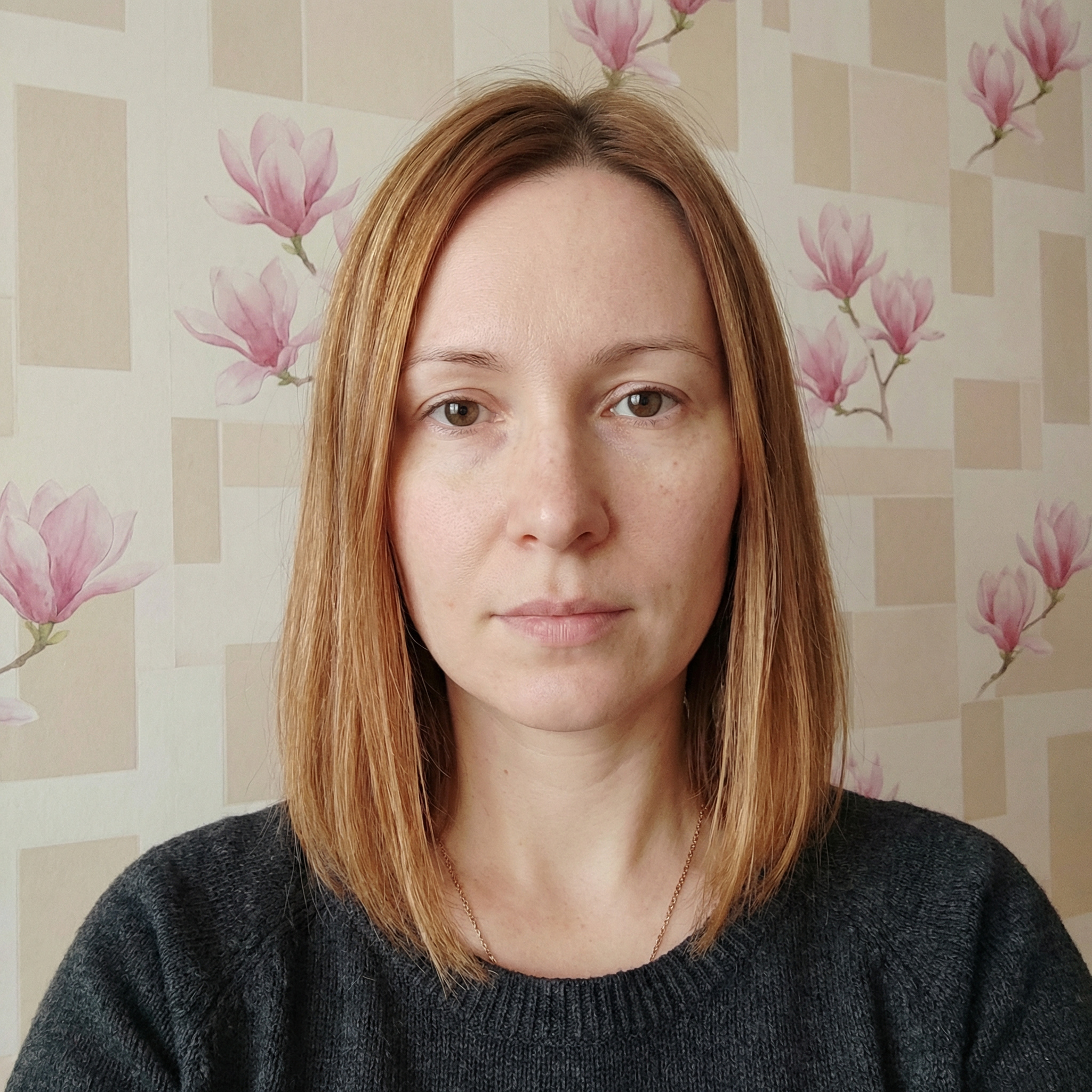 — Я піду чайник поставлю, – несподівано мирно сказала Наталка. — Не треба чайник, – Марина різко встала. – Ви не зрозуміли? Нам з’їжджати треба. Завтра! Господиня квартири попередила – якщо затримаємо оплату ще на день, речі на вулицю виставить. — І куди ви всі речі повезете? – практично запитала Олена Павлівна. – На дачу? Там же холод собачий, опалення немає. — Є грубка, – вперто сказала Марина. – І електрообігрівачі купимо. — На які гроші? – хмикнула Наталя з кухні. — Знайдемо! Діма підробіток шукає, я… я теж що-небудь придумаю