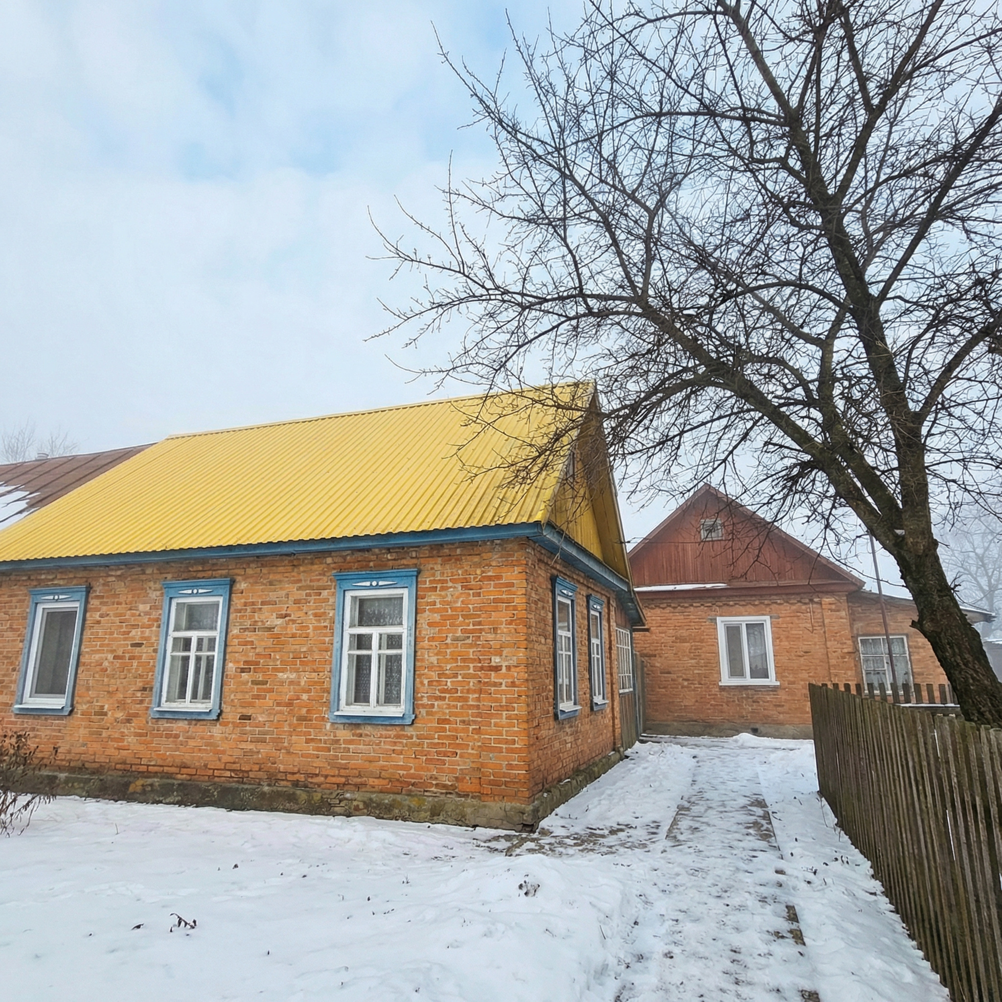 Аліна та Семен повернулися додому від батьків чоловіка. Повернувшись, Аліна відразу ж почала готувати вечерю, а Семен поїхав до її батьків за дітьми. Через годину, Семен з дітьми повернувся. Дітлахи одразу побігли у кімнату, а чоловік зайшов до дружини на кухню. – Щось сталося? – захвилювалася дружина, помітивши, що чоловік дуже засмучений. – Сталося… Біда у нас, – майже плачучи промовив Семен. – Ну, говори! – поквапила його Аліна. – Мама повідомлення прислала, – сказав Семен, дістав з кишені свій мобільний, відкрив на ньому повідомлення і передав телефон дружині. Аліна взяла телефон, прочитала смс, і остовпіла від прочитаного