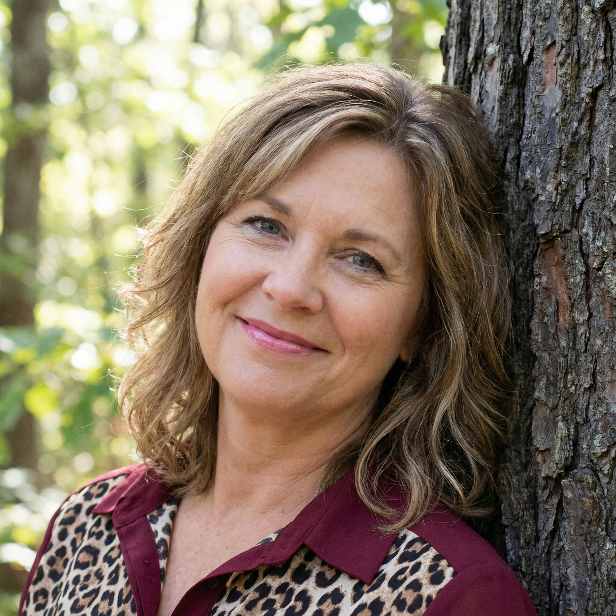 В Галини сталася біда, не стало її єдиного синочка. Жінка приїхала до невістки, допомогла все організувати, провела сина в останню путь. Після прощання Галя поїхала до себе додому і потяглися її дні сповнені сліз. На сорок днів замовила службу, влаштувала обід. Коли люди почали розходитися до Галини підійшла невістка Катя, відкликала її в бік. – Тітко Галю, я маю вам дещо сказати, – почала Катя і зупинилася, не наважуючись продовжити. – Та кажи вже, мене вже нічим не здивуєш, – байдуже відповіла свекруха. Галина вислухала невістку і застигла, не в змозі повірити у почуте