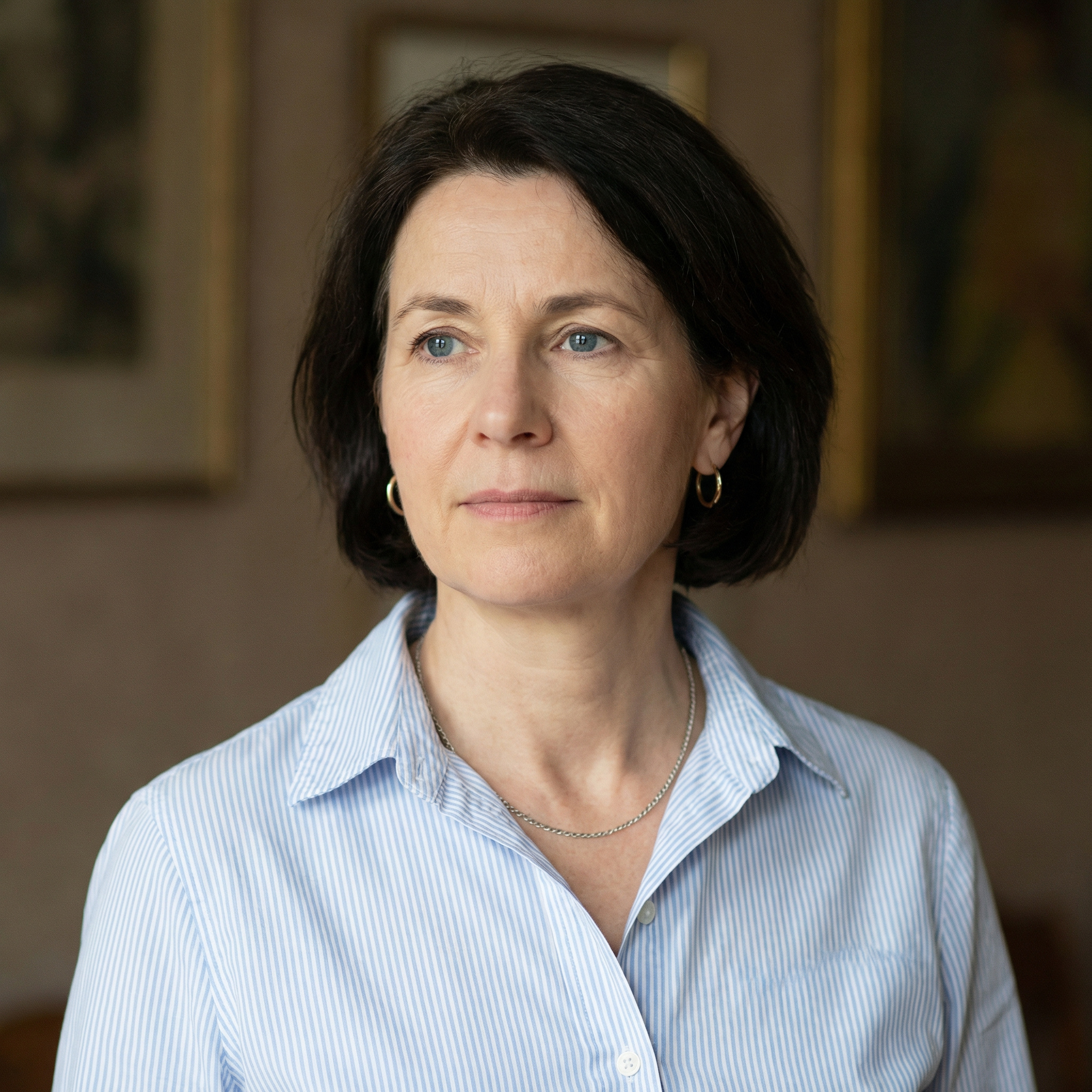 Андрій повернувся додому, зайшов на кухню. – Привіт, коханий! А я тут вечерю приготувала, – усміхнулася Марія. – Нічого собі вечеря! Та тут цілий святковий стіл! – здивувався чоловік. – Нічого особливого. Сідай вечеряти, – запросила Марія Андрія до столу. Чоловік смачно поїв і взявся за десерт. – Коханий. Я вагітна! – раптом заявила Марія. Андрій мовчав. – Чому ти мовчиш? Не радий? – зупинила мовчанку Марія. – Радий, але…, – почав було говорити Андрій, коли у двері подзвонили. – Я відкрию! – вигукнула Марія, вийшла в коридор і повернулася за хвилину з якоюсь жінкою. Андрій глянув на «гостю» і застиг від несподіванки