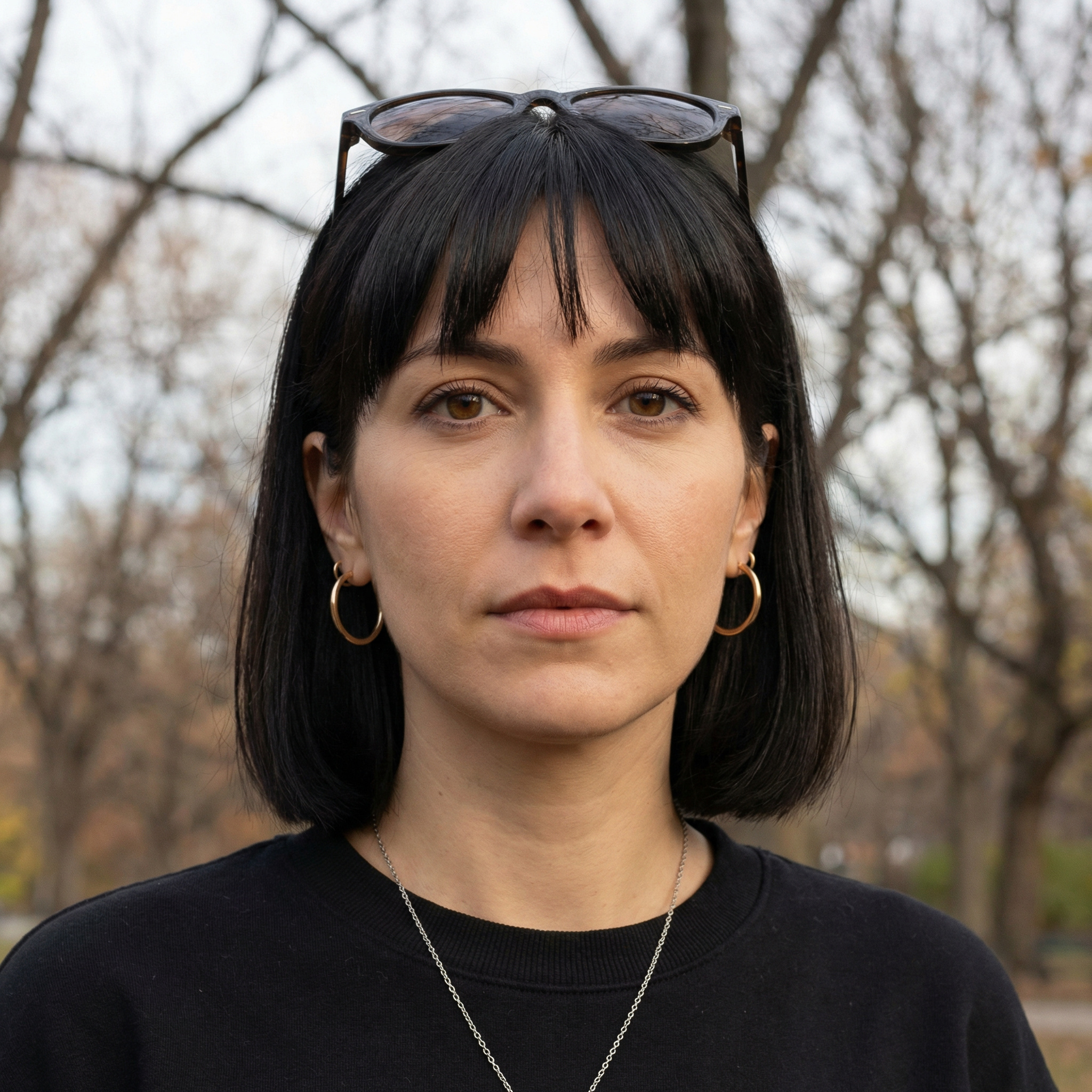 Галина Василівна погуляла з подругами і пішла додому. По дорозі, вона заскочила в магазин. – Куплю курочку і запечу з картопелькою! – вирішила вона. Галина Василівна купила продукти, прихопила ще й рукав для запікання, і з двома важкими пакетами пішла додому. Біля підʼїзду вона зупинилася і тільки-но хотіла подзвонити своєму чоловікові в домофон, як раптом двері різко відчинилися. З підʼїзду вискочив її дорослий син Федір! Він глянув на матір і навіть не привітавшись пішов до машини… Галина Василівна, не розуміла, що відбувається