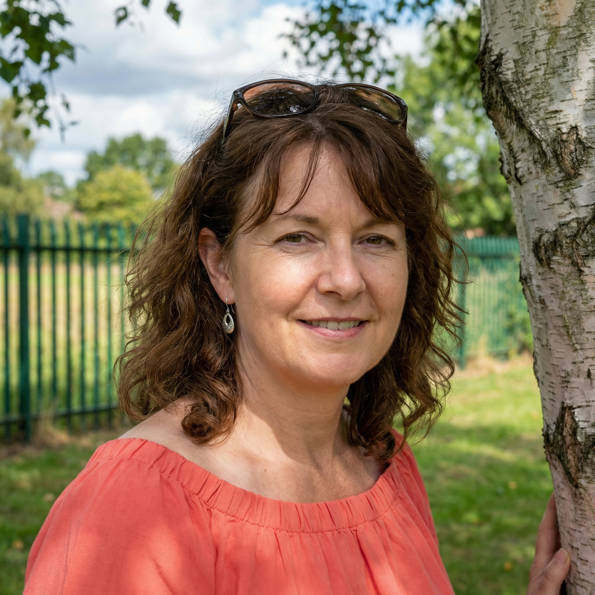 Сиджу вдома, терла картоплю на деруни, як раптом чую якийсь дивний звук на подвір’ї. Виглядаю у вікно, а там машина під’їхала до воріт. Думаю: “Що за дивина? Я ж нікого не чекала. Може, до сусідів?”