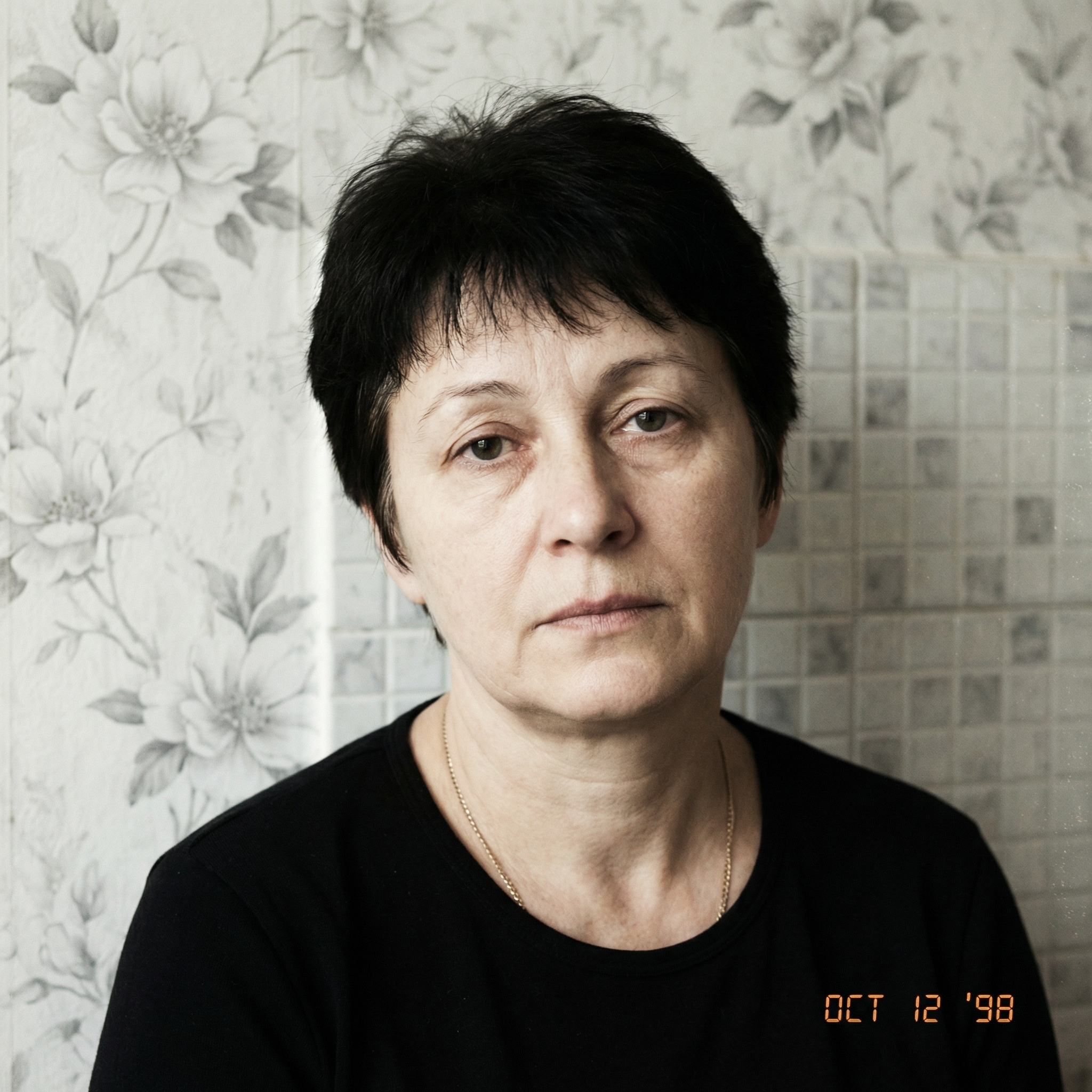 – Степане, мені треба купити нове пальто, – сказала Тамара чоловікові. – А я ж у декреті, грошей нема… – Навіщо тобі нове пальто? – здивувався той. – А що зі старим сталося? – Розумієш, пальто вже все в катичках і ще… Воно мені мале. – Ну, а хто в цьому винен? – усміхнувся Степан . Ось бери й займайся собою! – вигукнув він. – А про пальто, забудь! Куди тобі в ньому ходити? У нас що, в магазині показ мод проходить? Тамара заціпеніла від почутого