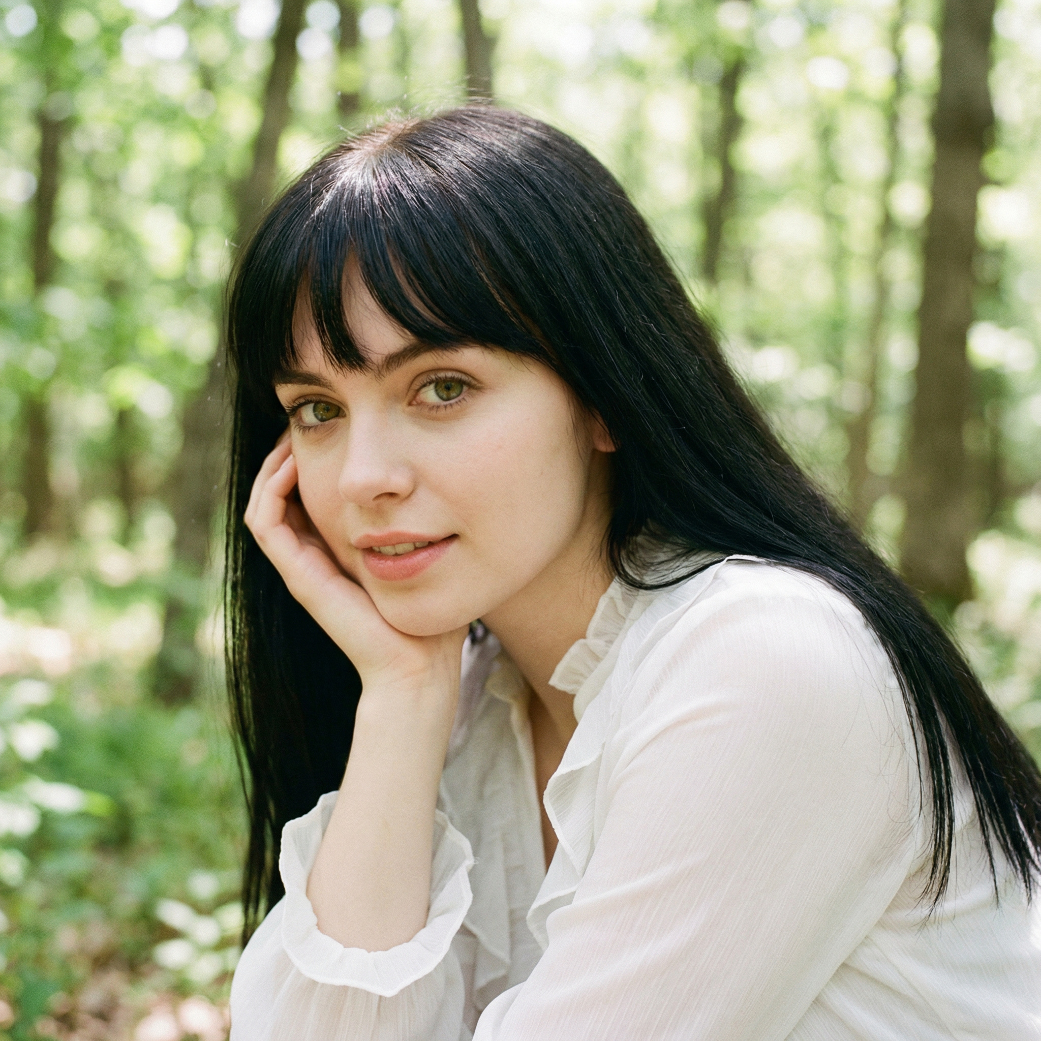 Наталка стояла в залі очікування міського ЗАГСу, ще трохи і вона стане дружиною свого коханого Дениса. Гості вже потроху під’їжджали. – Кохана, я вийду з батьком надвір, фотографа зустріну, – сказав Денис, підійшовши до Наталки. – Добре, тільки не довго, скоро наша черга, – усміхнулася наречена. Наталка підійшла до вікна і оперлася об підвіконня. Раптом за прочиненим вікном вона почула голос Дениса та його батька. Наталка мимоволі прислухалася до розмови і застигла від почутого