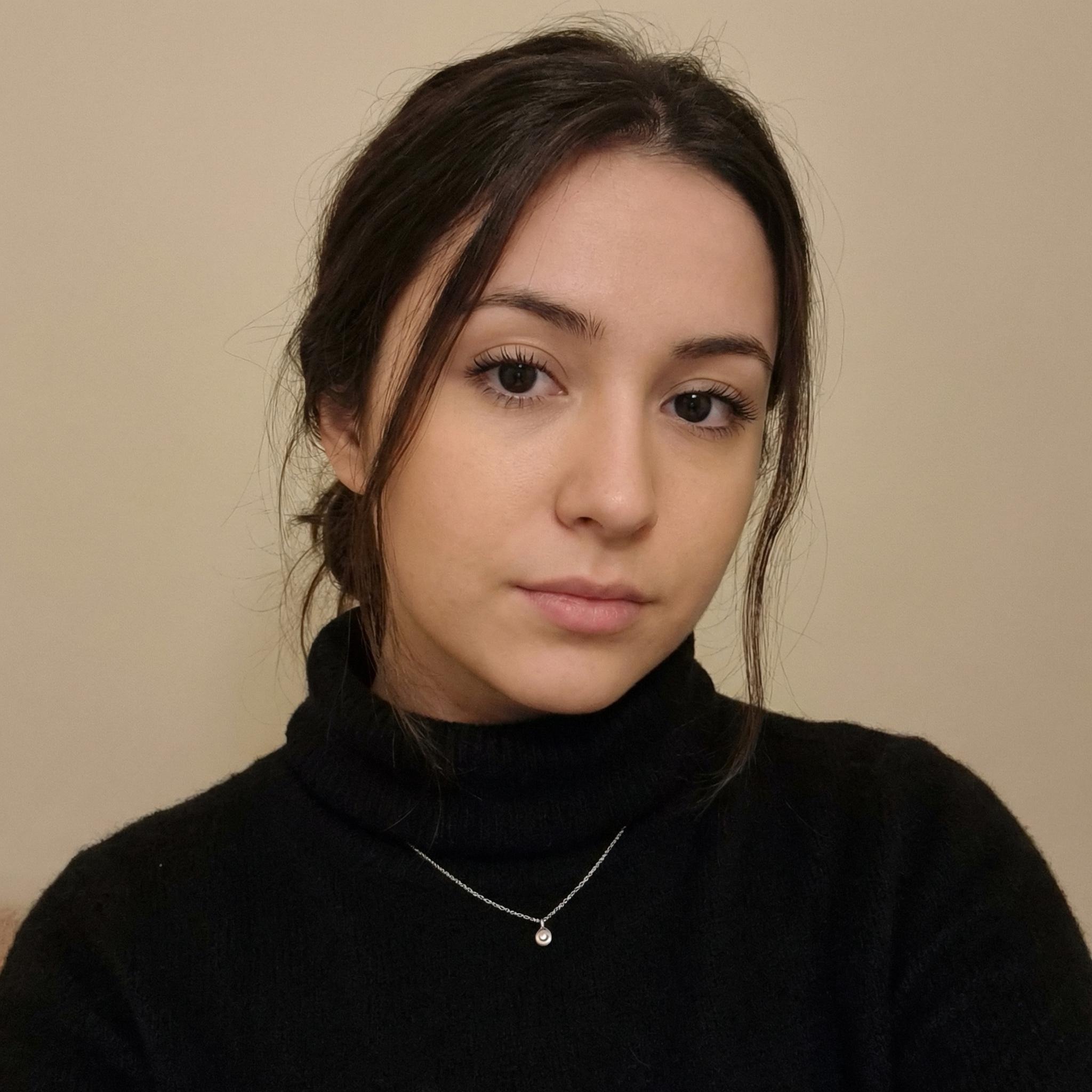 В Андрія був день народження. Його дружина Марина накрила стіл. Приїхали дорослі діти, а Андрія все не було… – Мамо, година вже пізня, ми підемо, – сказали діти. – Передавай батькові вітання! – Добре передам… – махнула рукою Марина. – Вибачте, що так сталося. Діти поїхали, а Марина озирнулася навкруги. І навіщо вона тільки прикрашала все кульками й квітами, ніби готувалася до важливого прийому? А наготувала ж скільки… Вона вже прибрала зі столу, як раптом у двері подзвонили. – Ну, нарешті з’явився! – вигукнула Марина, й пішла в коридор. Вона відкрила двері, й застигла від побаченого