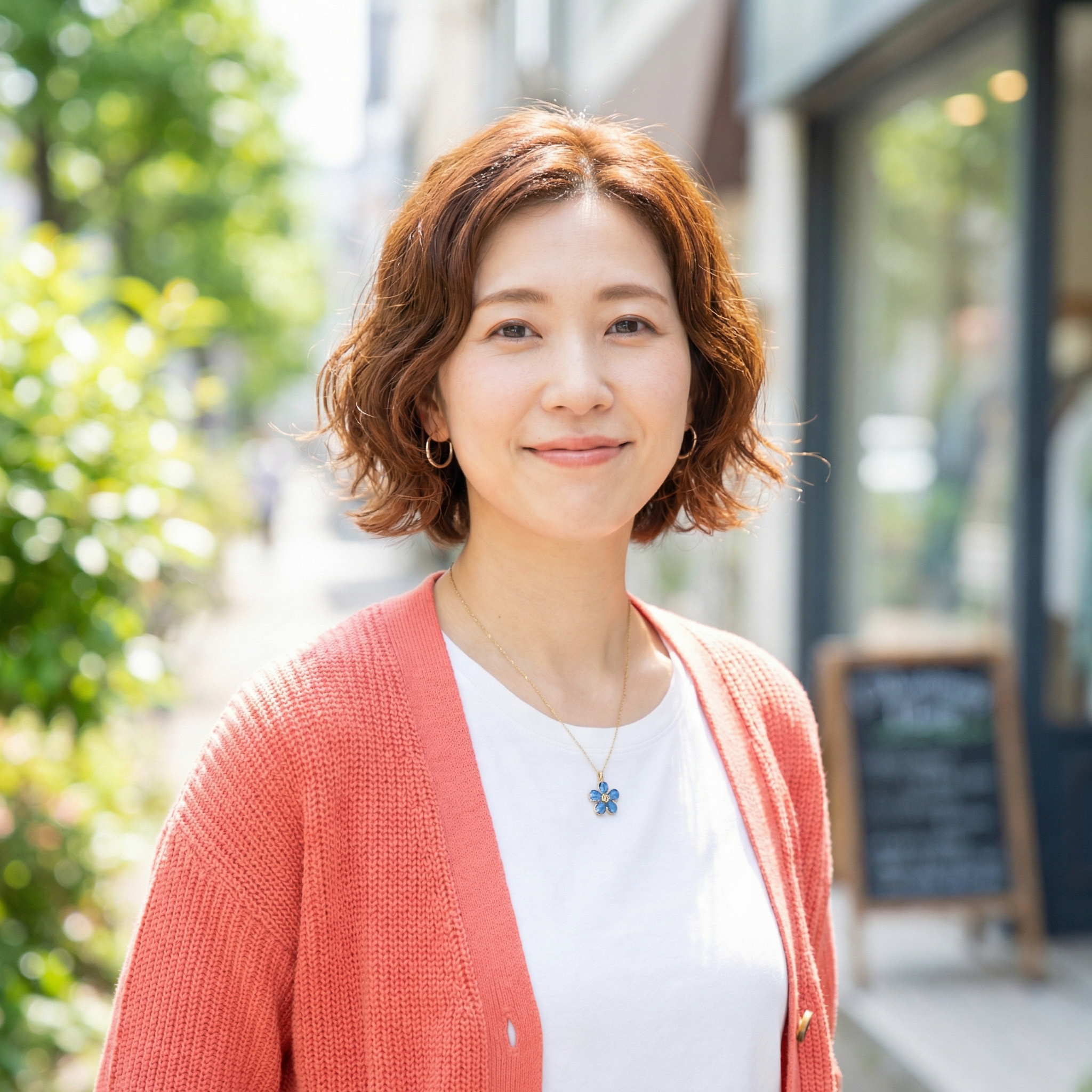 Зоя вирішила зайти в кафе пообідати, як раптом на вулиці зустріла свого однокласника. – Зоя? Прекрасно виглядаєш! А ти це… лотерею виграла, чи що? Ти ж… це…, – сказав Олег і зупинився. – Що з тобою? Ти дар мови втратив? Яка я маю бути? Якщо хочеш поговорити, ходімо в кафе, – здивувалася Зоя такій реакції. – А ти бачу ділова. Як і вибратися спромоглася, зазвичай звідти не повертаються, – Олег підозріло глянув на жінку. – Ти про що? Звідки не повертаються? – Зоя здивовано дивилася на Олега, не розуміючи, що відбувається