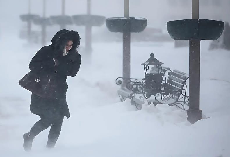 Мовчки встала і закрила клас зсередини. Обвела поглядом притихлих через її грізний вигляд дітей, і твердо сказала: — Встаньте ті, у кого хоча б раз плюнув Рома. Встали практично всі. — Ми не раз говорили, що це дуже неприємно, огидно, але він нас не слухає. Я думаю, він просто нас не розуміє. Зараз ми всі разом йому пояснимо