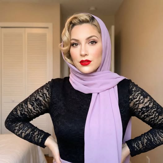 Орест запросив свою сестру Софію у дорогий ресторан. Він вирішив з нею серйозно поговорити. – Привіт, братику, – сказала Софія і сіла за стіл. Орест серйозно глянув на сестру. – Привіт, – сухо сказав він. Софія глянула на пустий стіл. – А чому ти нічого не замовив? – здивовано запитала вона. – Ну чому ж? Замовив! Але сьогодні це буде дещо дуже особливе! – сказав Орест. У Софії очі засяяли в очікуванні сюрпризу! До них підійшов офіціант і поставив на стіл невелику коробку. Софія здивовано глянула на неї, відкрила коробку й ахнула