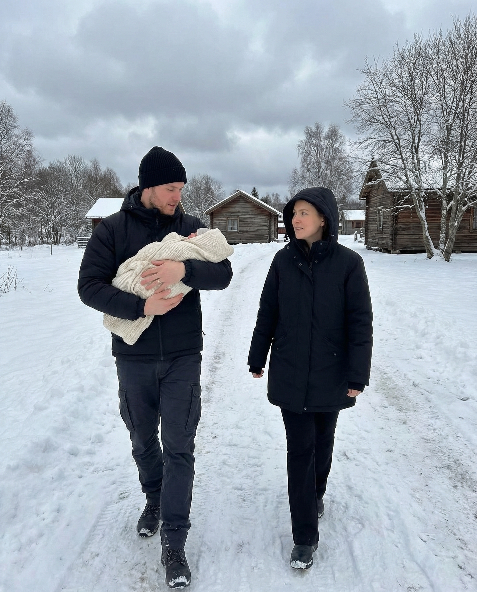 — Знову дівчинка?… Це якась насмішка!..— У нашій родині чотири покоління чоловіків працювали на залізниці! А ти що приніс?— Я… я справді такий поганий? Як батько?..— А ти як думаєш?