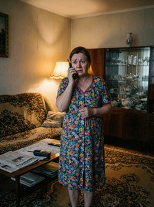 – Аня не хоче займатися дитиною. Вона не бере Антошку до рук, не купає його, не гуляє з ним. Вона весь час плаче і відмовляється торкатися його. Начебто… Начебто вона його не любить. Мамо, що мені робити?