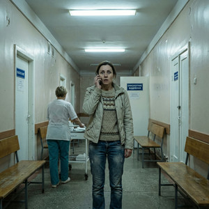 Оксаночко, — голос Олени був заплаканий. — Ми молимося. Як Денис? Що лікарі кажуть після вчорашнього консиліуму? — Які лікарі? Який консиліум? — Оксана на мить оніміла. — Денис на роботі, вчора ми в кіно ходили. Він здоровий, як бик. У слухавці запала тиша. Така довга, що здавалося, зв’язок перервався. — Ганна сказала, — тихо, майже пошепки промовила Олена. — Ганна сказала, що йому недобре. Ми всі гроші зібрали. Я, кума Галя, навіть троюідна тітка з села передала. Оксана поклала слухавку. Її обличчя стало білим, як папір. Вона перевірила спільні витрати по картках — ніяких медичних центрів. Потім подзвонила чоловікові