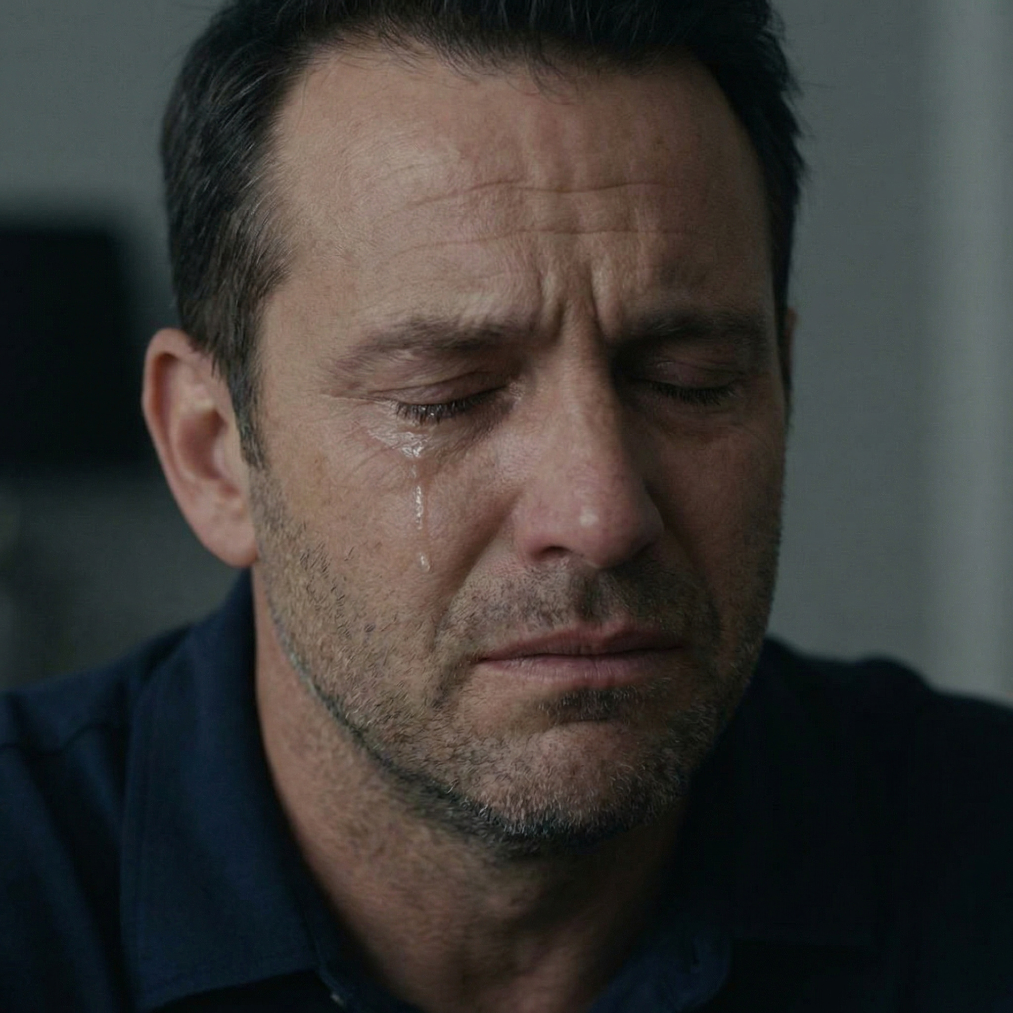 Я зpaджyвав дружині, а вона нічого не знала. Але нещодавно я помітив її з іншим чоловіком. Він тримав її за руку. Як вона могла так вчинити. В нас же двоє дітей