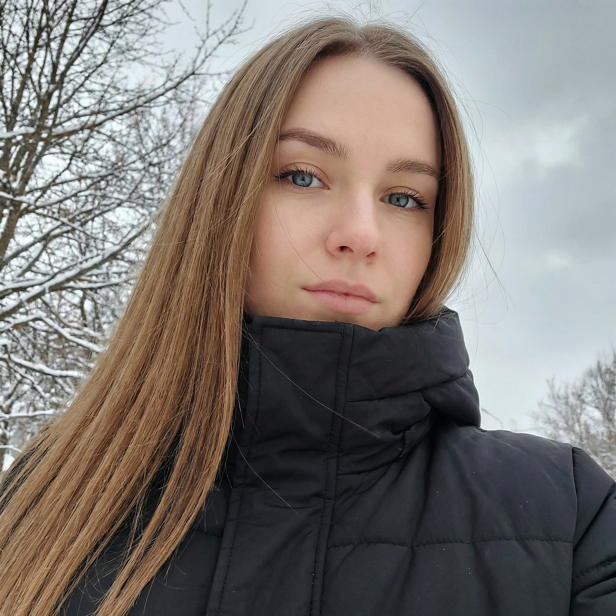 Олена влаштувалася доглядальницею в своєї сусідки, бабусі Віри. Вона зайшла, як завжди вранці до Віри, приготувати сніданок, і прибрати в квартирі. – Оленко, підійди, – гукнула бабуся Віра. Олена витерла руки і зайшла в кімнату. – Мене скоро не стане, – раптом почала старенька. – І я маю тобі дещо передати. Віра встала з ліжка і підійшла до старої шафи,  відсунула одяг і вказала на ще одні дверцята в задній стінці. – Ось, дивись, – сказала Віра. Олена підійшла, заглянула всередину і ахнула