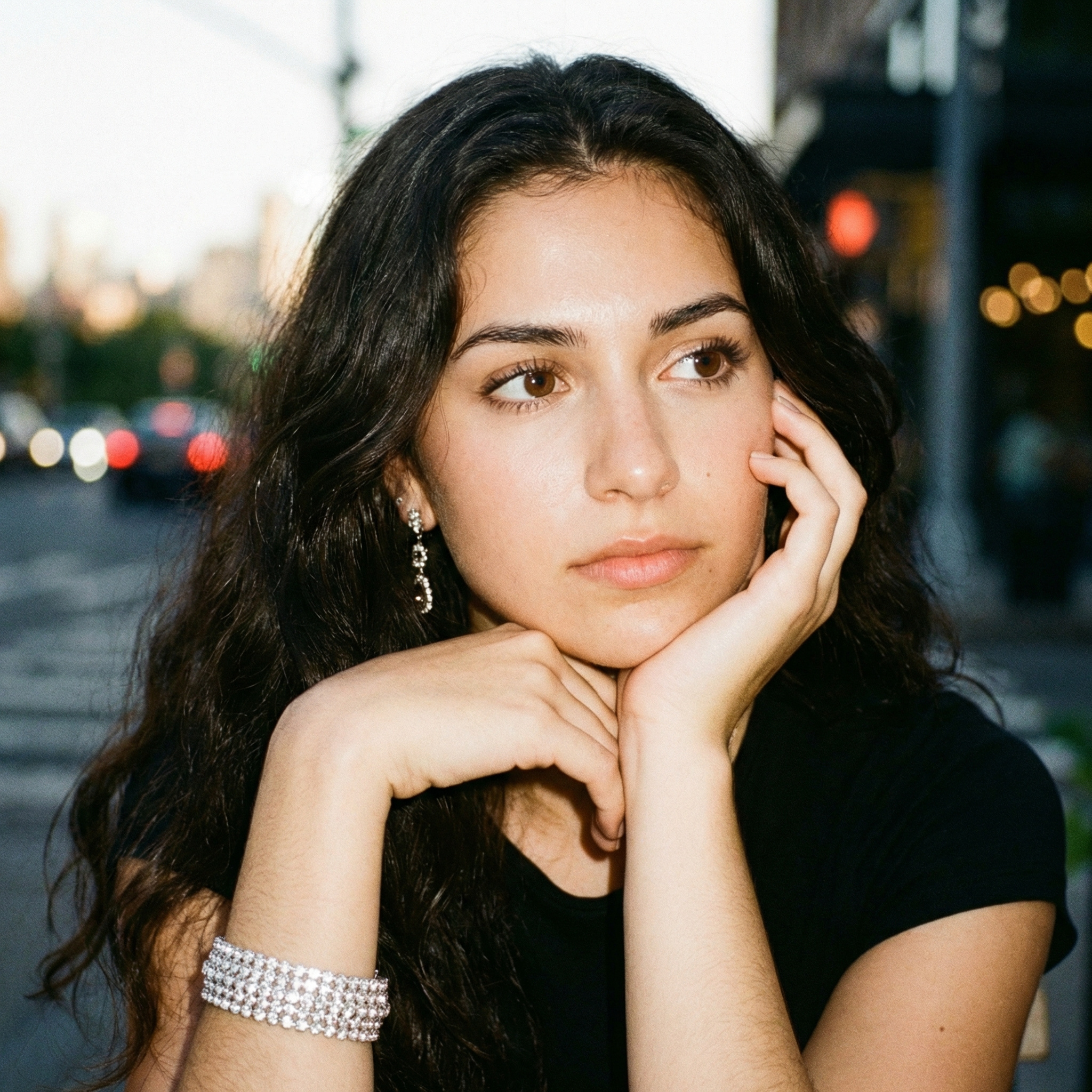 Ірина полола грядку з капустою, коли до неї на город примчала її найкраща подруга Таня. – Сидиш тут на своїй капусті і нічого не знаєш? – трохи віддихавшись, сказала Таня. Ірина підвела очі на подругу, Тетяна була дуже схвильована. – Нуууу, – Ірина подивилася на подругу не встаючи з грядки. – Що тебе так схвилювало? – Іринко, тобі краще присісти. Там таке сталося! – раптом сказала Тетяна. – Та що таке? Кажи вже! – Ірина здивовано дивилася на подругу, нічого не розуміючи