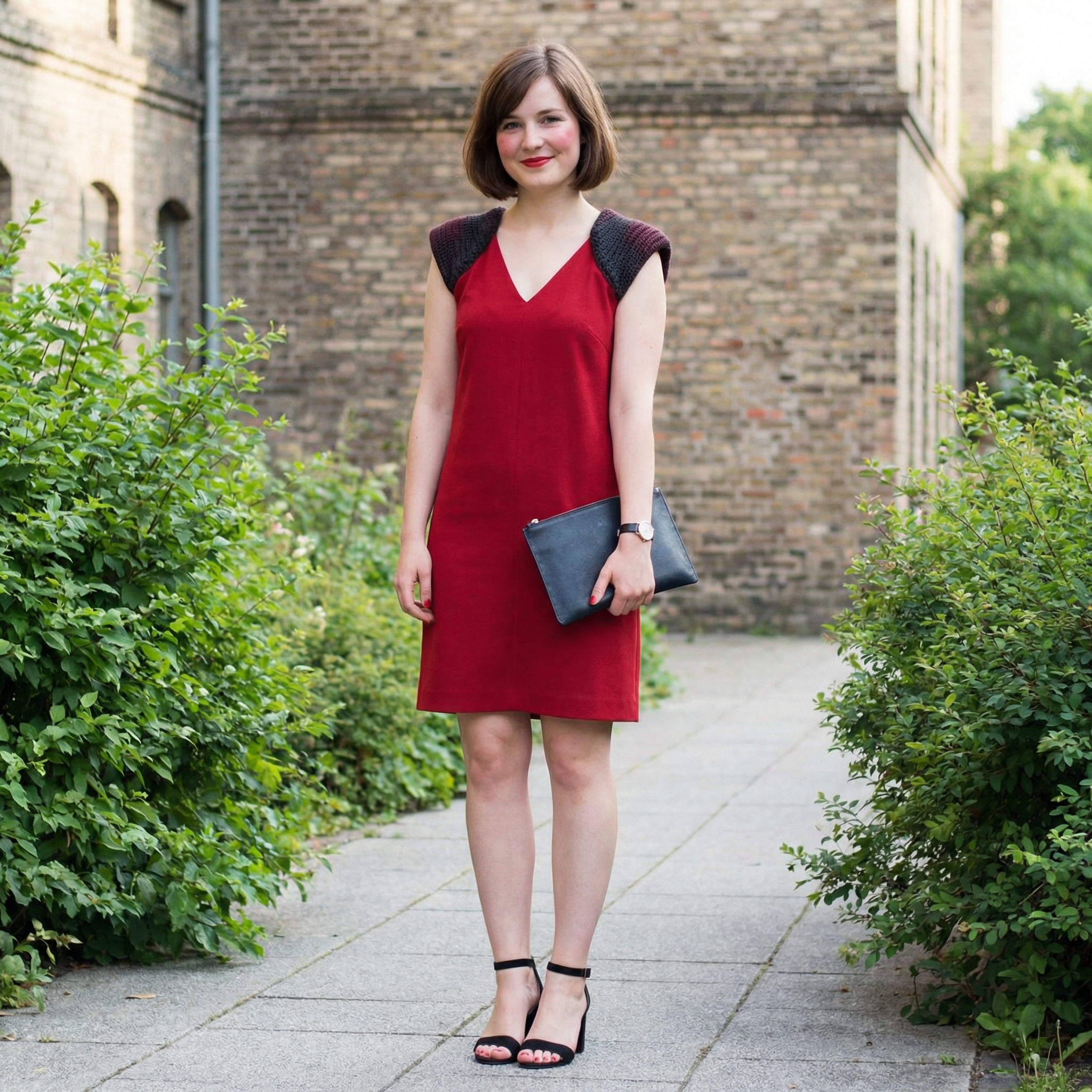 Олена затрималася на роботі та приїхала додому дуже пізно. Вона дуже втомилася і хотіла прийняти ванну, попити гарячого чаю і забратися під ковдру. Але, увійшовши в коридор, Олена побачила чужі чоловічі черевики. – Дивно, хто це до нас так пізно? – подумала вона і  пройшла до зали. На дивані сидів задуманий брат чоловіка, заплакана свекруха а Дмитро ходив по кімнаті не знаходячи собі місця. – Що у вас сталося? – запитала Олена. – Біда у нас сталася, кохана. Біда…, – тихо відповів їй чоловік. – Яка біда? – здивувалася Олена, нічого не розуміючи